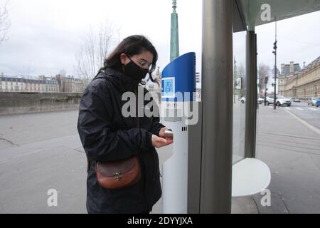 Paris, France. 28th Dec, 2020. A tourists washes her hands with hydroalcoholic gel at the Quai des Grands Augustins near Louvre Museum amid the coronavirus pandemic on December 28, 2020 in Paris, France. According the latest report of the French National Authority for Health (HAS) 175 people died in hospital, and 8,822 new cases of Covid-19 infection, strict measures are still in place as curfew from 8:00 p.m. to 6:00 a.m. was put in place in all territory French. (Photo by Paulo Amorim/Sipa USA) Credit: Sipa USA/Alamy Live News Stock Photo