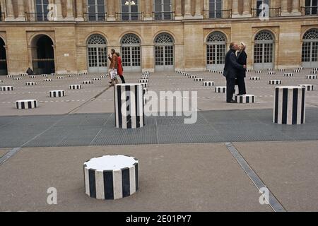 FRANCE / IIe-de-France/Paris/ Older Couple  kissing each other on the Courtyard of the Palais Royal. Stock Photo