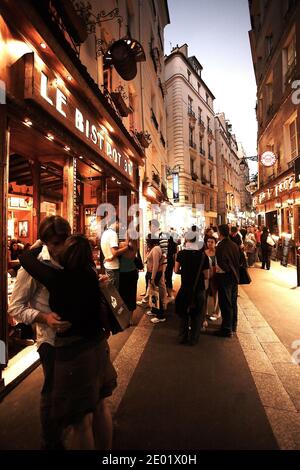 FRANCE / IIe-de-France/Paris/ Coupel kissing in Latin Quarter at night . Stock Photo