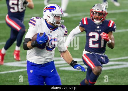 Buffalo Bills tight end Lee Smith, right, jumps into the arms of