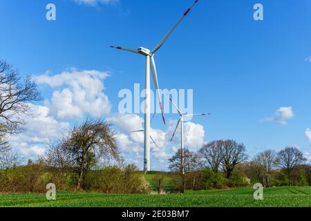 Landschaftsaufnahme mit Windrädern in Norddeutschland Stock Photo