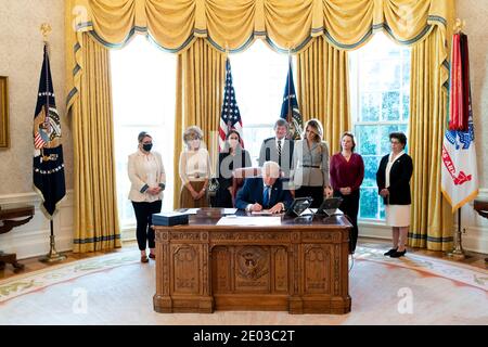 Washington, United States Of America. 17th Dec, 2020. U.S President Donald Trump, joined by First Lady Melania Trump and guests, signs H.R. 473 to Authorize the Every Word We Utter Monument for the District of Columbia in the Oval Office of the White House December 17, 2020 in Washington, DC Credit: Planetpix/Alamy Live News Stock Photo