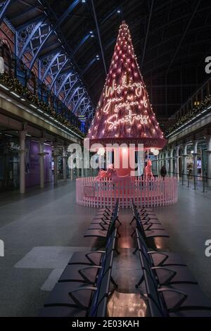 ST. PANCRAS' 2020 CHRISTMAS TREE: EL&N'S TREE OF HOPE Stock Photo