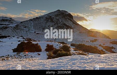 Edinburgh, Scotland, UK. 29 December 2020. Perfect winter's day, starting off with a cover of snow over the city allowing people to enjoy the outdoors and concluding with a beautiful warm sunset to end the day. Credit: Arch White/Alamy Live News. Stock Photo