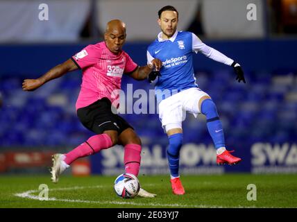 Derby County's Andre Wisdom (left) and Birmingham City's Ivan Sanchez battle for the ball during the Sky Bet Championship match at St Andrews Trillion Trophy Stadium, Birmingham. Stock Photo