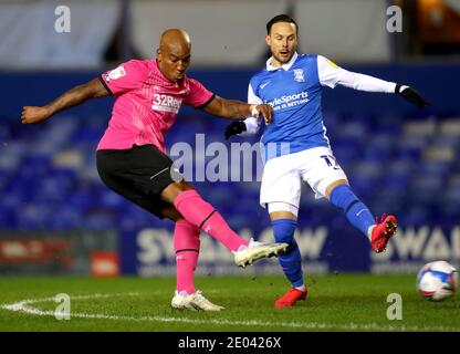 Derby County's Andre Wisdom (left) and Birmingham City's Ivan Sanchez battle for the ball during the Sky Bet Championship match at St Andrews Trillion Trophy Stadium, Birmingham. Stock Photo