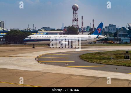 An Airbus A321-211, call sign B-8641, of China Southern Airlines at Tân Sơn Nhất International Airport, Ho Chi Minh City, Vietnam, Asia Stock Photo