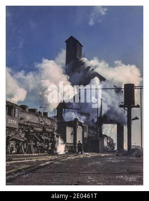 WW2 USA War Effort Production American Railroad Locomotives over the ash pit at the roundhouse and coaling station at the Chicago and Northwestern [i.e. North Western] Railroad yards, Chicago, Ill.  Delano, Jack, photographer 1942 Dec. Chicago and North Western Railway Company -  World War, 1939-1945 Railroad locomotives Shipping Fuel -  United States--Illinois--Chicago Stock Photo