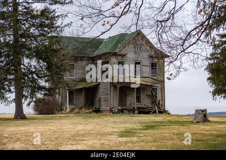 Old abandoned house in the Midwest.  McLean County, Illinois, USA Stock Photo