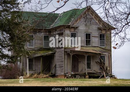 Old abandoned house in the Midwest.  McLean County, Illinois, USA Stock Photo