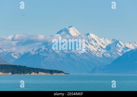 Aoraki / Mt. Cook viewed behind lake Pukaki in New Zealand Stock Photo