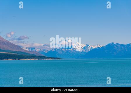 Aoraki / Mt. Cook viewed behind lake Pukaki in New Zealand Stock Photo