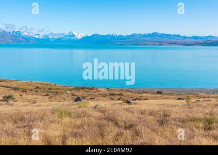 Aoraki / Mt. Cook viewed behind lake Pukaki in New Zealand Stock Photo