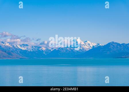 Aoraki / Mt. Cook viewed behind lake Pukaki in New Zealand Stock Photo