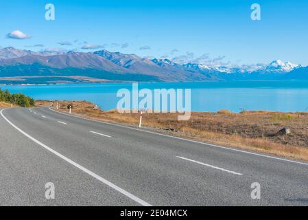 Aoraki / Mt. Cook viewed behind lake Pukaki in New Zealand Stock Photo