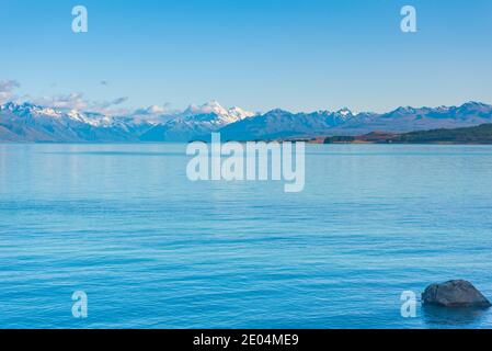 Aoraki / Mt. Cook viewed behind lake Pukaki in New Zealand Stock Photo