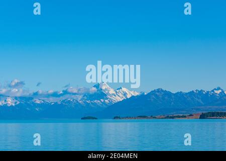 Aoraki / Mt. Cook viewed behind lake Pukaki in New Zealand Stock Photo