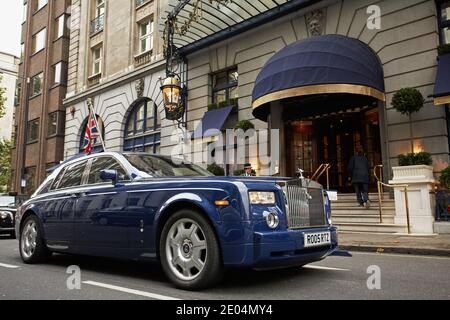 GREAT BRITAIN / London /Rolls Royce in front of The Ritz Hotel, London . One of the most prestigious hotels in the UK Stock Photo