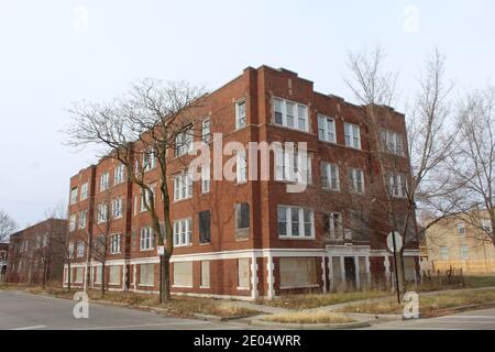Abandoned and boarded-up apartment building in Englewood on Chicago's South Side Stock Photo