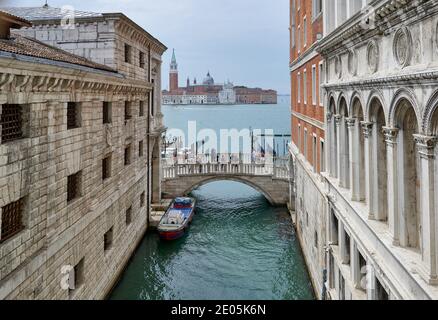 view out of Bridge of Sighs, Ponte dei Sospiri connects the New Prison (Prigioni Nuove) to the interrogation rooms in the ducal palace, Venice, Veneto Stock Photo