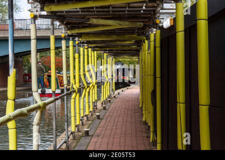 Canal side, Banbury, Oxfordshire, England. Regeneration and expansion of Castle Quay shopping centre to provide extra shops and restaurants Stock Photo