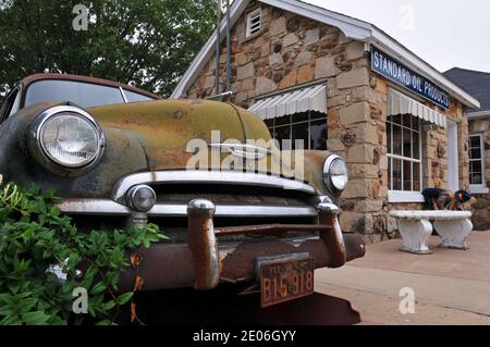 An old Chevrolet sits near the former service station at the Wagon Wheel Motel, a historic landmark on Route 66 in Cuba that opened in the 1930s. Stock Photo