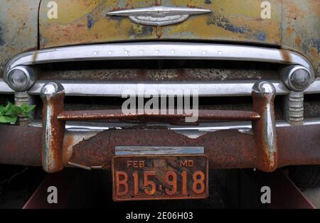 Detail of the front end of an old rusting Chevrolet automobile parked at the Wagon Wheel Motel, a historic landmark on Route 66 in Cuba. Stock Photo