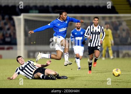 St Mirren's Joe Shaughnessy (left) fouls Rangers' Joe Aribo during the Scottish Premiership match at St Mirren Park, Paisley. Stock Photo