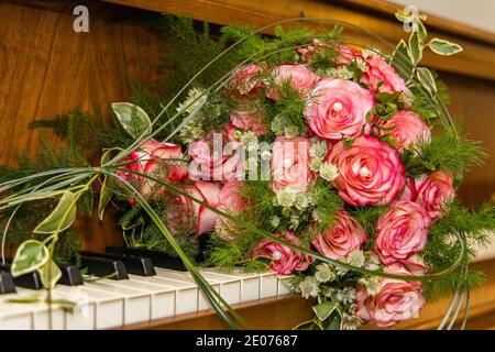 Hochzeitsstrauß Bluten rote Rosen