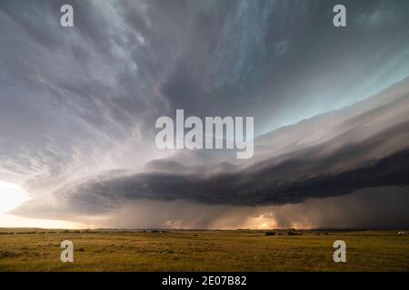 Dramatic shelf cloud (arcus) leads a derecho storm moving across eastern Montana Stock Photo