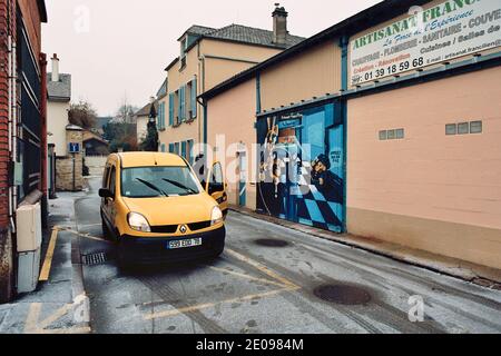 AJAXNETPHOTO. LOUVECIENNES, FRANCE. - EFFECT OF SNOW - WINTRY SCENE ON A ROAD LEADING TO HIGHER GROUND FROM THE MARKET SQUARE.PHOTO:JONATHAN EASTLAND/AJAX REF:TC2587 06 5A Stock Photo