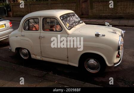 AJAXNETPHOTO. 2020. WORTHING, ENGLAND. - SMALL FAMILY - AUSTIN A30 4CYL ENGINED FAMILY SALOON CAR MANUFACTURED BETWEEN 1952 AND 1956 DESIGNED BY RICARDO BURZI PARKED IN RESIDENTIAL STREET.PHOTO:JONATHAN EASTLAND/AJAX REF:GR202204 9851 Stock Photo