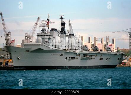 AJAXNETPHOTO. 1999. DEVONPORT, PLYMOUTH, ENGLAND. - H.M.S. ILLUSTRIOUS MOORED IN THE NAVAL BASE. PHOTO:JONATHAN EASTLAND/AJAX REF:CD0055 11 Stock Photo