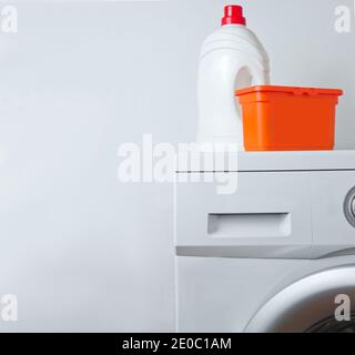 https://l450v.alamy.com/450v/2e0c1am/bottle-of-washing-gel-box-of-powder-on-washing-machine-2e0c1am.jpg