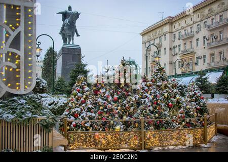 Moscow, Russia -30 December 2020, Yuri Dolgorukiy monument and Christmas/ New Year open air market with New Year Trees, shops and cafes 'Journey to Ch Stock Photo