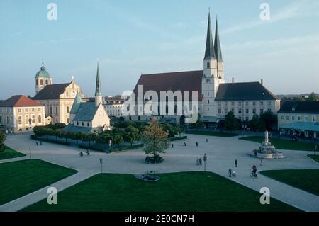 Marienbrunnen fountain, Kapellplatz square and collegiate church Saint Philipp and Jakob, Altoetting, Upper Bavaria, Germany, Europe Stock Photo