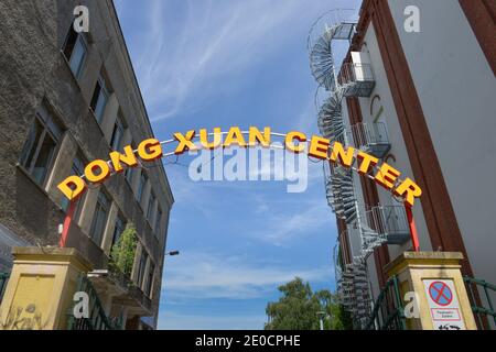 Dong Xuan Center, Herzbergstrasse, Lichtenberg, Berlin, Deutschland Stock Photo