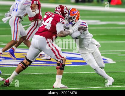 Florida linebacker Brenton Cox Jr. (1) works against Florida Atlantic ...