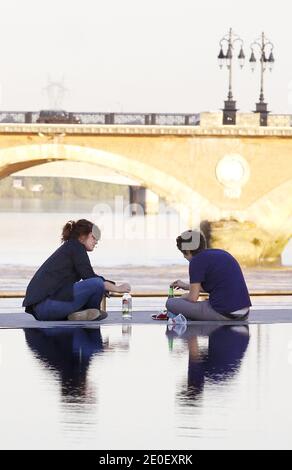 Des jeunes profitent des quais de Bordeaux et consomment de l'alcool au bord de la Garonne dans le centre ville le 3 mai 2012. 5 jeunes Bordelais ont disparu en 10 mois dans le fleuve en plein centre de Bordeaux. Les disparitions alimentent les rumeurs les plus folles, les autorites avancent la forte alcoolisation des victimes. Photo by Patrick Bernard/ABACAPRESS.COM Stock Photo