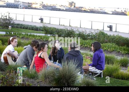 Des jeunes profitent des quais de Bordeaux et consomment de l'alcool au bord de la Garonne dans le centre ville le 3 mai 2012. 5 jeunes Bordelais ont disparu en 10 mois dans le fleuve en plein centre de Bordeaux. Les disparitions alimentent les rumeurs les plus folles, les autorites avancent la forte alcoolisation des victimes. Photo by Patrick Bernard/ABACAPRESS.COM Stock Photo