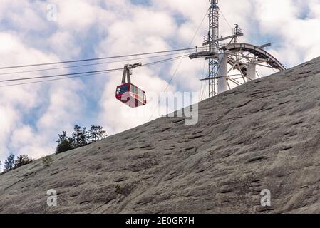 Summit Skyride cable car ascending to the 825 foot summit of Stone Mountain at Stone Mountain Park in Atlanta, Georgia. (USA) Stock Photo