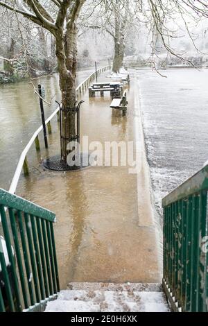 River Windrush flooding in the snow in Burford, Cotswolds, Oxfordshire, England Stock Photo