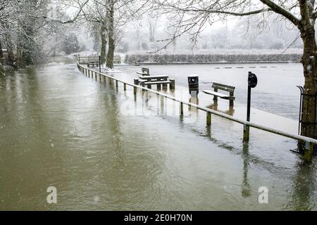 River Windrush flooding in the snow in Burford, Cotswolds, Oxfordshire, England Stock Photo