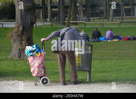 Pfandflaschensammlerin, Muenchen, Bayern, Deutschland Stock Photo