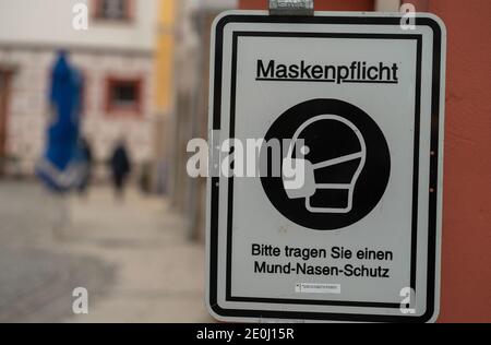 Coburg, Germany. 01st Jan, 2021. A sign in Coburg's city centre indicates that masks are compulsory. The city of Coburg has tightened its Corona regulations due to further increasing infection figures. From this Thursday (31.12.2020) onwards, only two specifically named households with a maximum of five adults are allowed to visit each other. Credit: Nicolas Armer/dpa/Alamy Live News Stock Photo