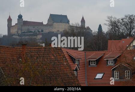 Coburg, Germany. 01st Jan, 2021. The Veste Coburg towers above the roofs of the city centre. The city of Coburg has tightened its Corona regulations due to further increasing infection figures. From this Thursday (31.12.2020) onwards, only two specifically named households with a maximum of five adults may visit each other. Credit: Nicolas Armer/dpa/Alamy Live News Stock Photo