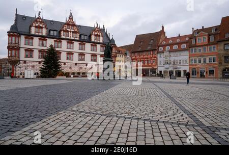 Coburg, Germany. 01st Jan, 2021. Only a few people walk through Coburg's market square. The city of Coburg has tightened its Corona regulations because of further rising infection figures. From this Thursday (31.12.2020), only two specifically named households with a maximum of five adults are allowed to visit each other. Credit: Nicolas Armer/dpa/Alamy Live News Stock Photo