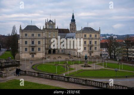 Coburg, Germany. 01st Jan, 2021. Only a few people walk through Coburg's Schlossplatz. The city of Coburg has tightened its Corona regulations because of further rising infection figures. From this Thursday (31.12.2020), only two specifically named households with a maximum of five adults are allowed to visit each other. Credit: Nicolas Armer/dpa/Alamy Live News Stock Photo