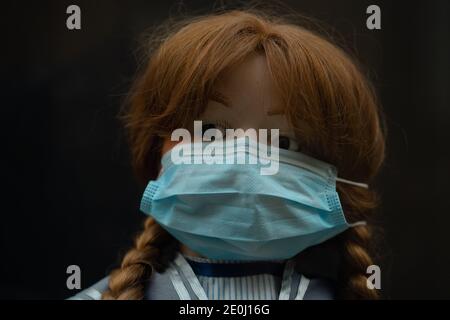 Coburg, Germany. 01st Jan, 2021. At the entrance of the Coburg Doll Museum, a doll with mouth-nose protection can be seen in a display case. The city of Coburg has tightened its Corona regulations due to further increasing infection figures. From this Thursday (31.12.2020) onwards, only two specifically named households with a maximum of five adults are allowed to visit each other. Credit: Nicolas Armer/dpa/Alamy Live News Stock Photo