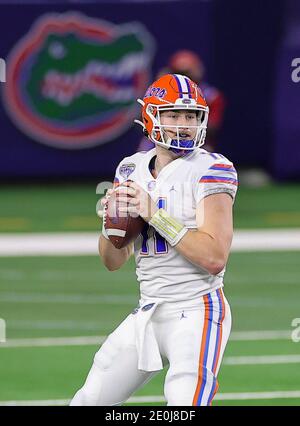 Florida quarterback Kyle Trask (11) throws a pass in front of LSU ...